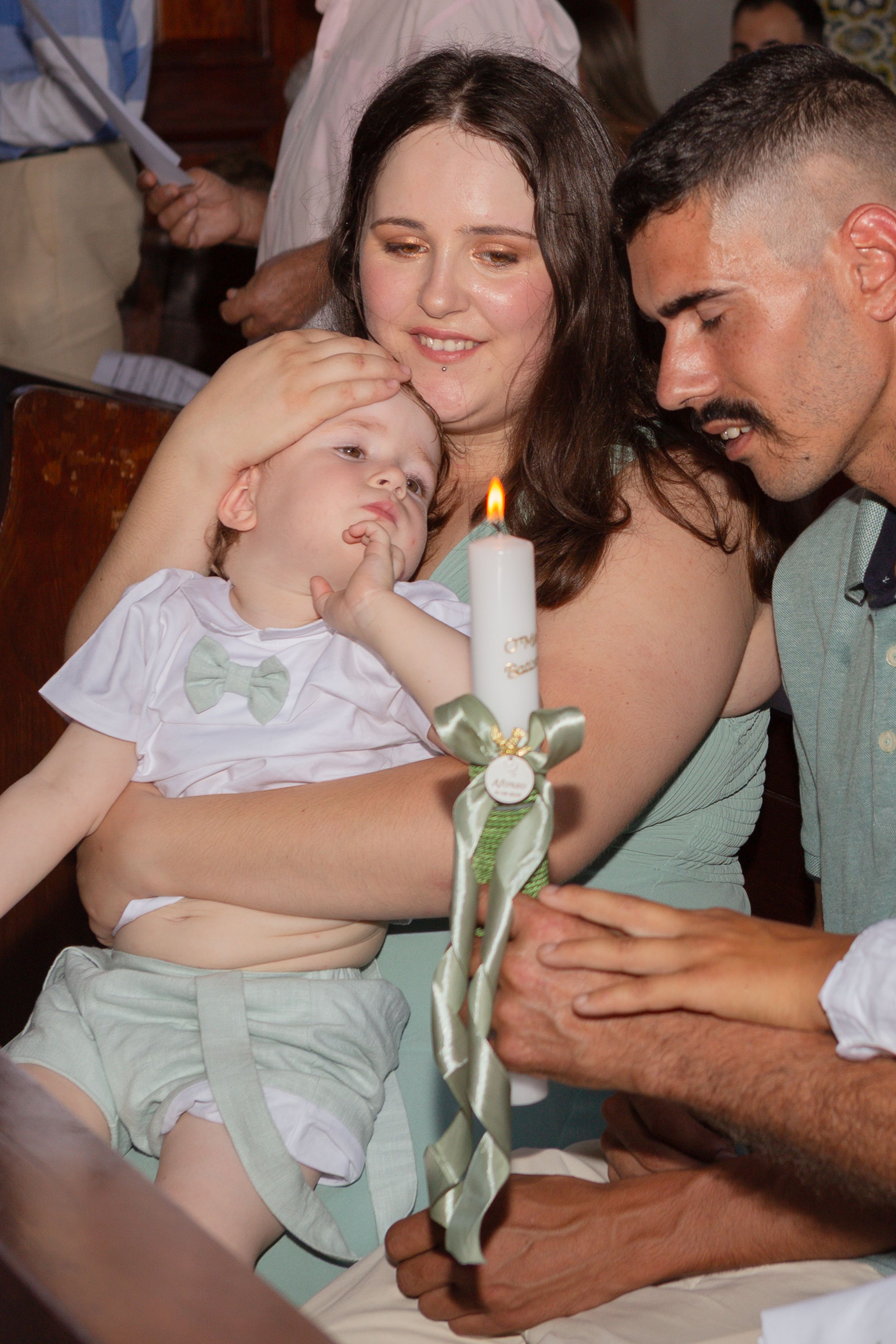 Fotografia de batismo em igreja, momento da bênção
Fotógrafa de batismo a captar cerimónia religiosa
Batismo infantil com família na igreja