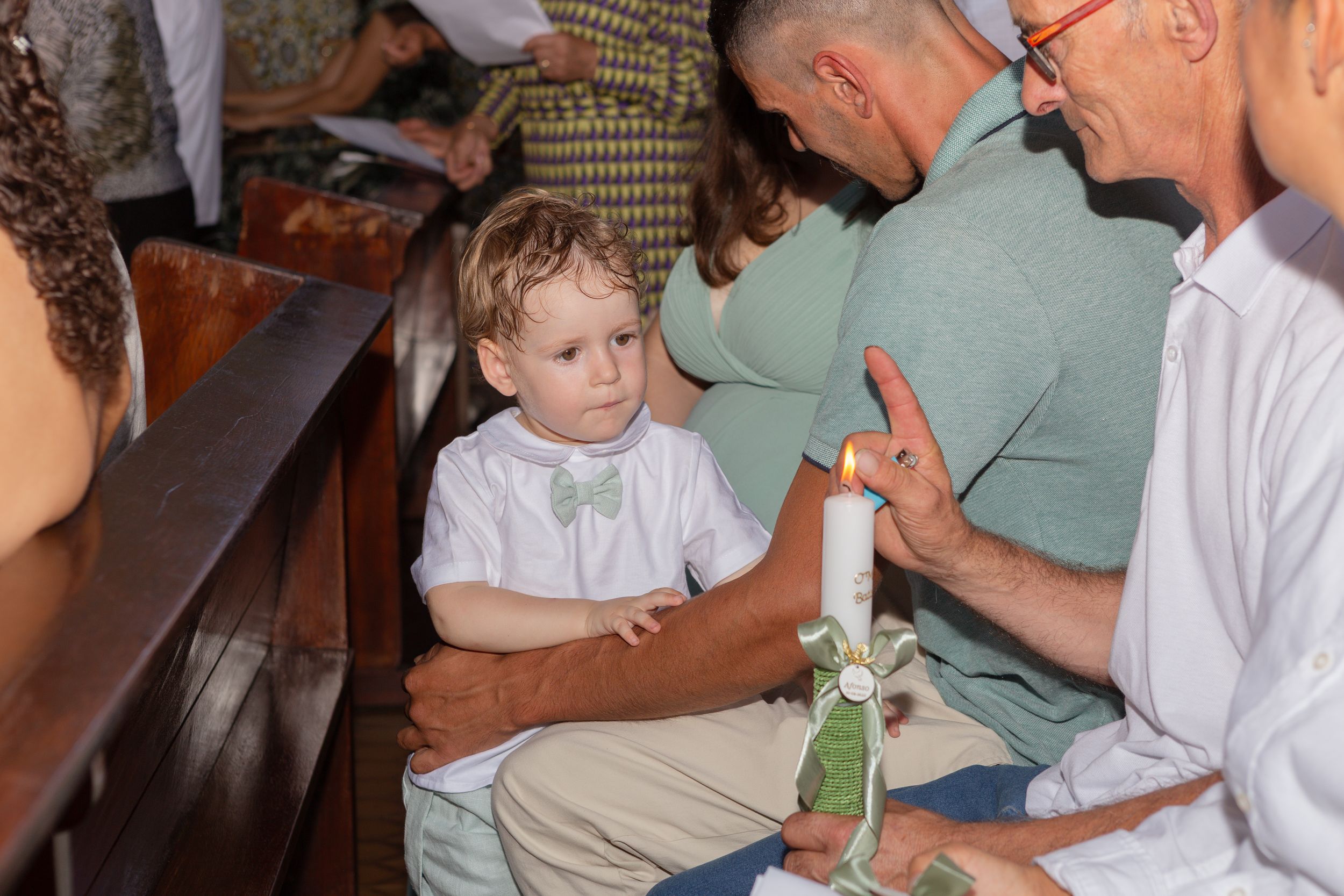 Fotografia de batismo em igreja, momento da bênção
Fotógrafa de batismo a captar cerimónia religiosa
Batismo infantil com família na igreja