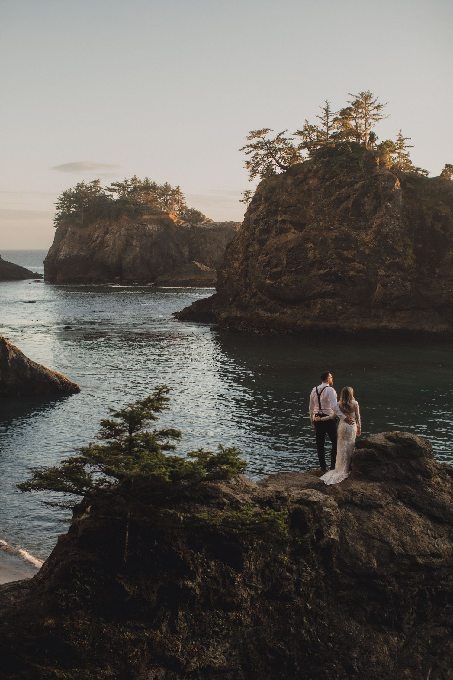 Couple elopes at secret beach in Oregon. Samuel H Boardman Scenic Corridor elopement