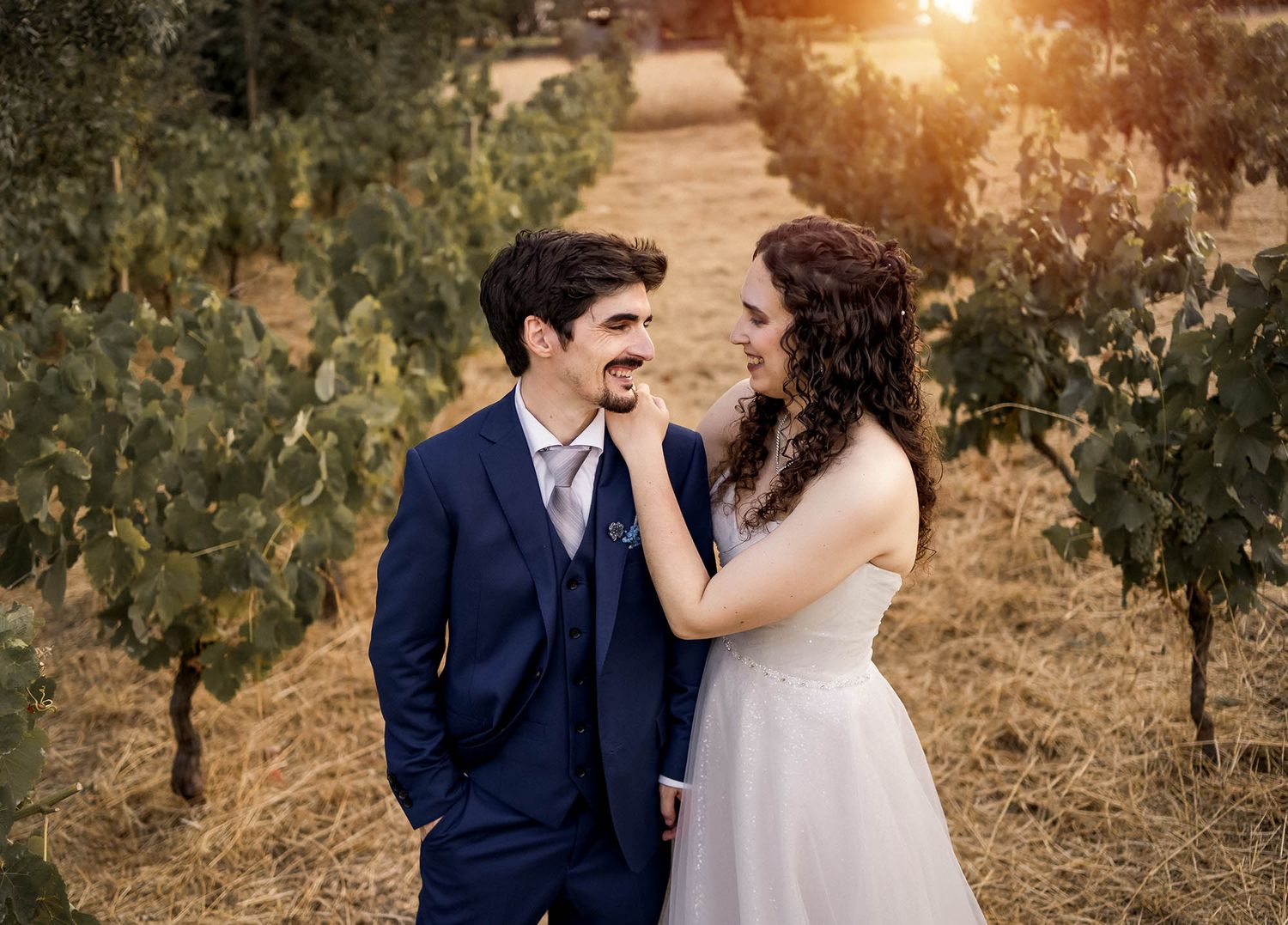 Noivos na vinha. Fotos de casamento na região de Coimbra e Aveiro. Fotógrafo Isidro Dias.