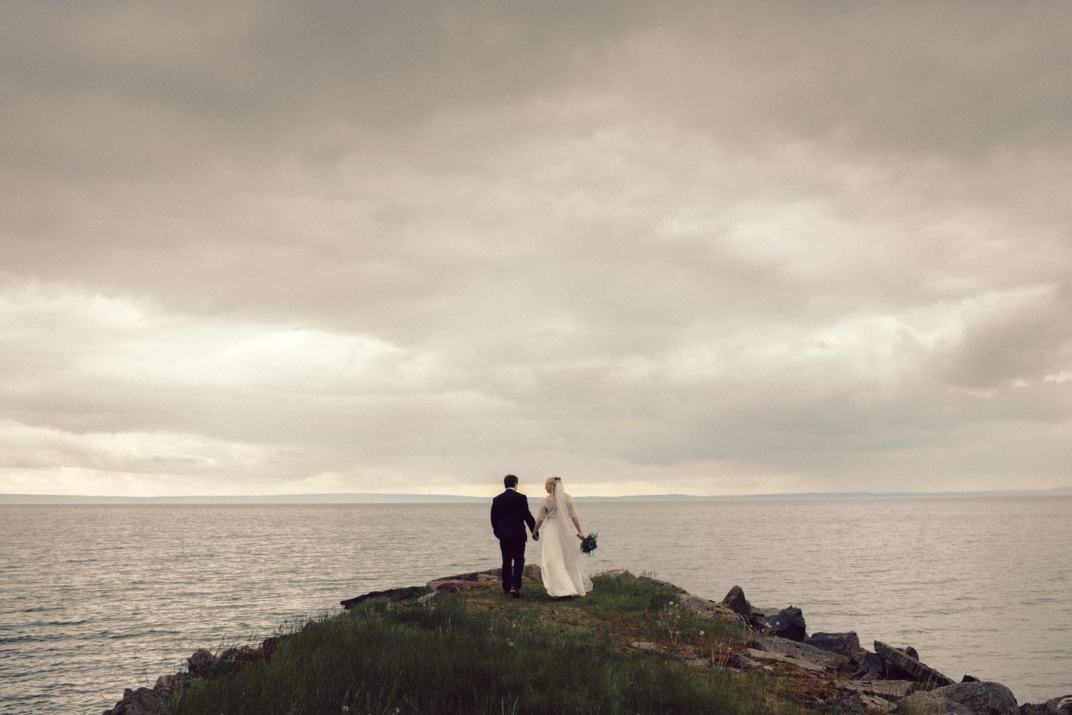 bröllop, Göteborg, magiskt, cinematiskt, bröllopsfotograf, Vättern, Vadstena, vatten, hav, solnedgång, golden hour, sunset