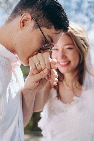 Los novios frente al altar tomados de la mano durante su matrimonio religioso y boda cristiana en Valledupar.