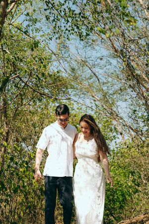 Sesión de fotografías preboda al aire libre con luz natural, mostrando a la pareja caminando en la Costa Caribe.