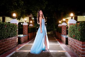 Retrato artístico de mujer vestida de novia ajustando su maquillaje durante el día de la novia en su hotel en Valledupar.