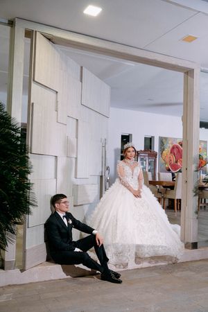 Los novios frente al altar tomados de la mano durante su matrimonio religioso y boda cristiana en Valledupar.