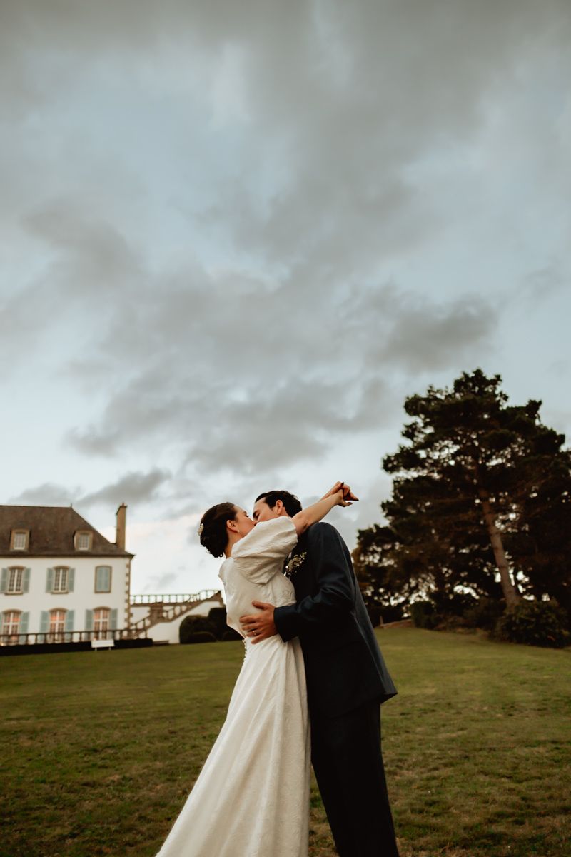 Séance couple de mariés durant la soirée de leur mariage dans le Morbihan