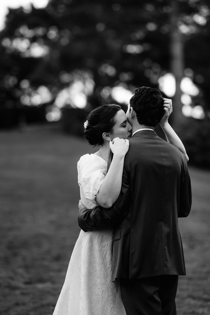Séance couple de mariés durant la soirée de leur mariage en Bretagne