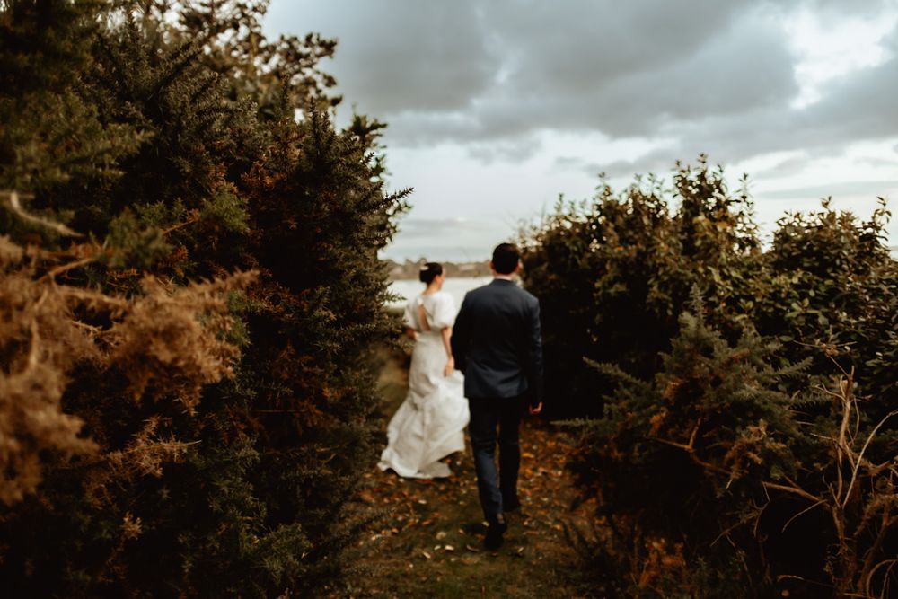 Séance couple durant la soirée de leur mariage en Bretagne