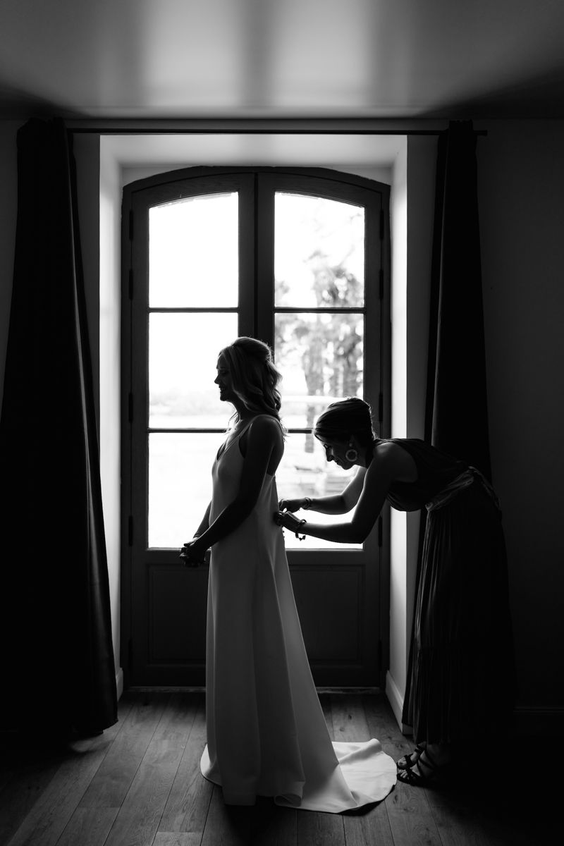 Fin des préparatifs de la mariée lors de son mariage en Bretagne au domaine du Plessis Kaer