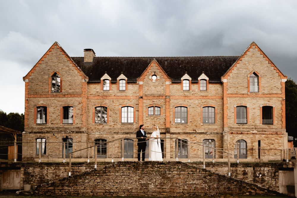 Portrait du couple de mariés au domaine du Plessis Kaer en Bretagne