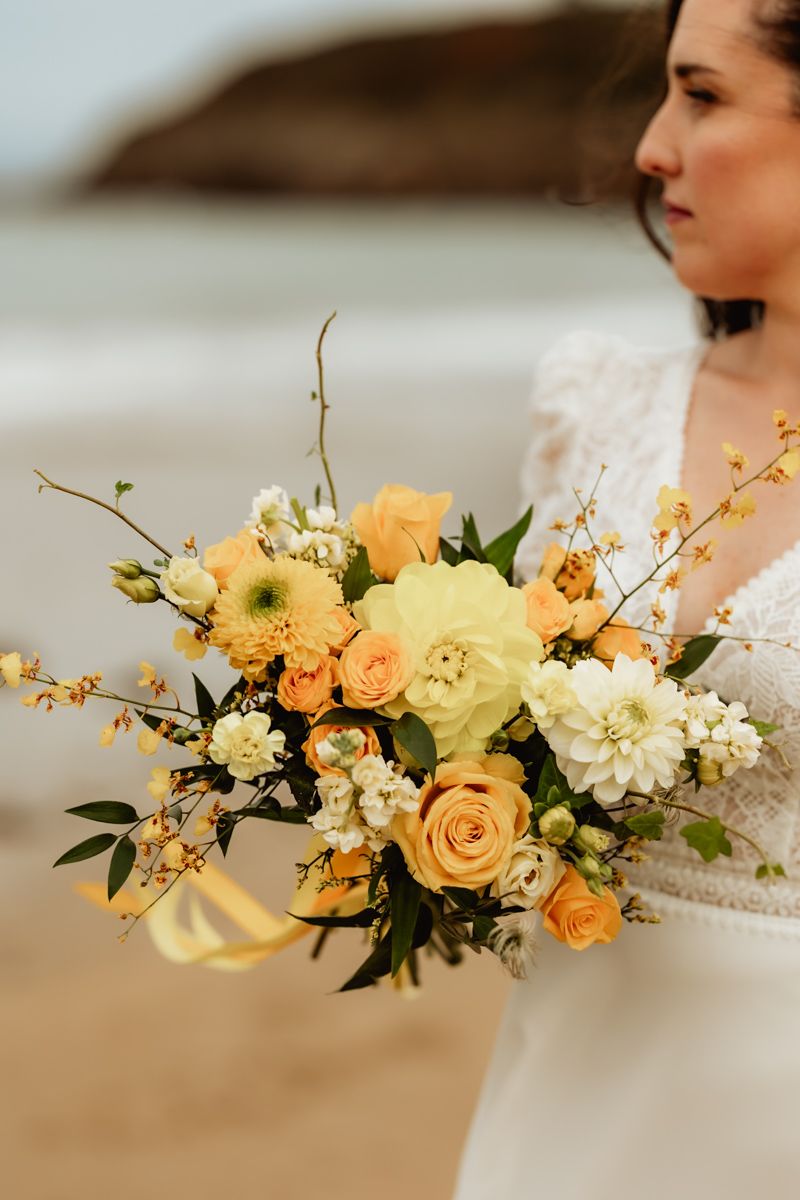 Bouquet de la mariée lors de la séance couple à la plage
