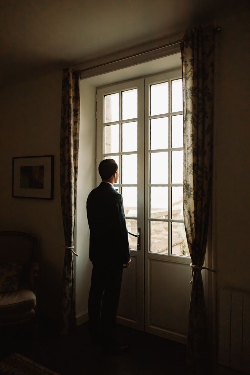 Le marié seul durant les préparatifs de son mariage en Bretagne