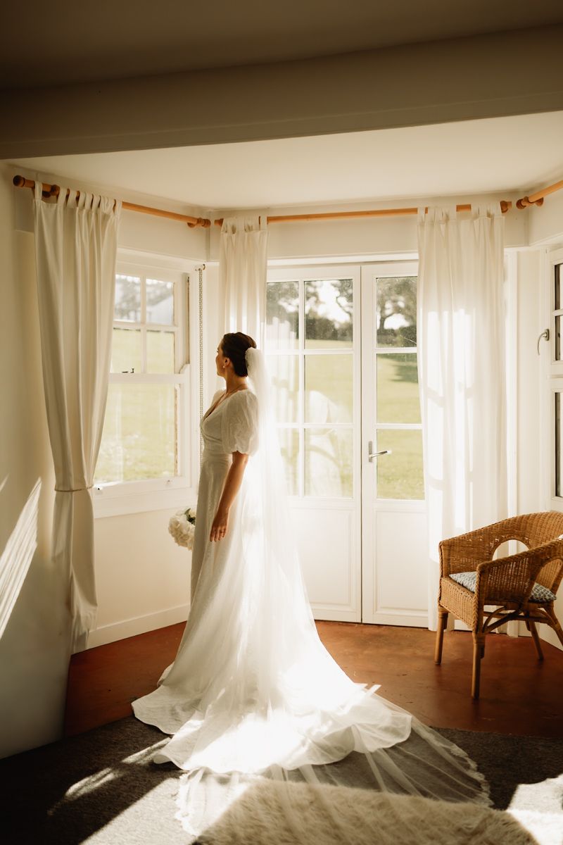 La mariée seule à la fin de ses préparatifs de mariage