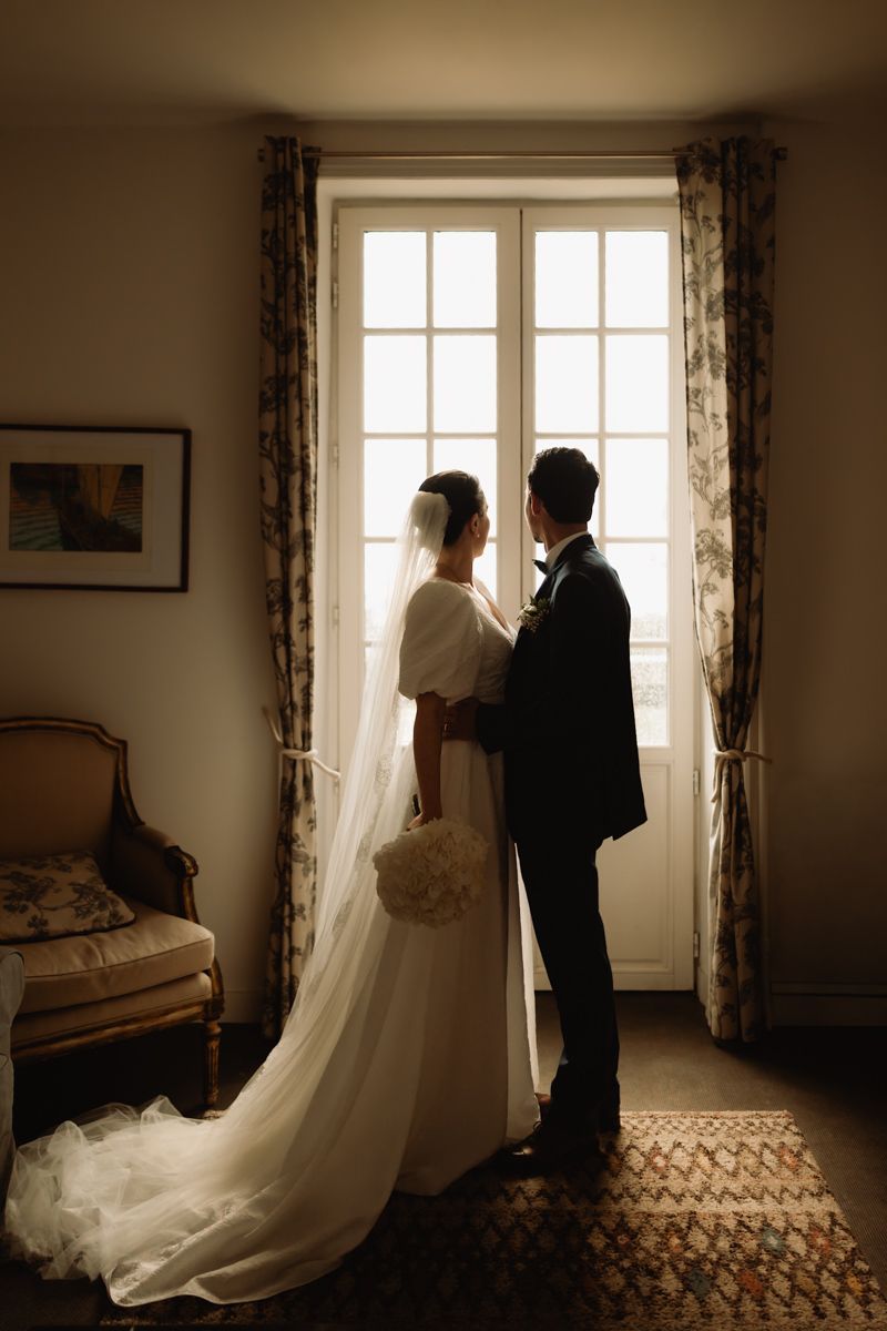 Le couple de mariés durant le mariage