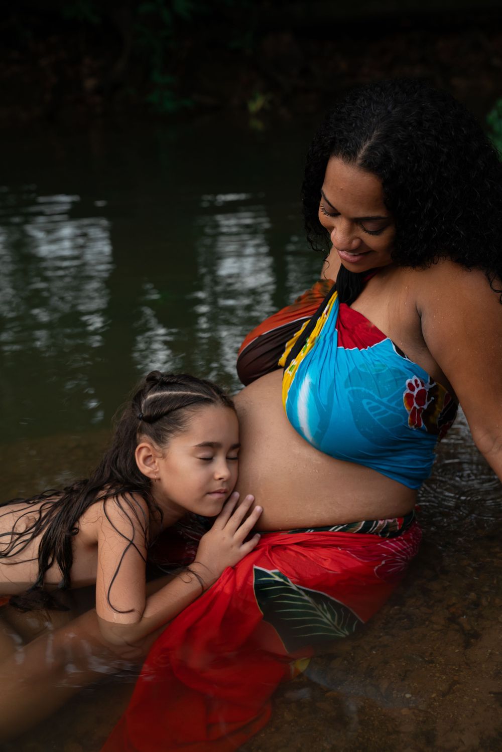 Femme enceinte et son enfant dans la rivière, shooting grossesse en Guyane