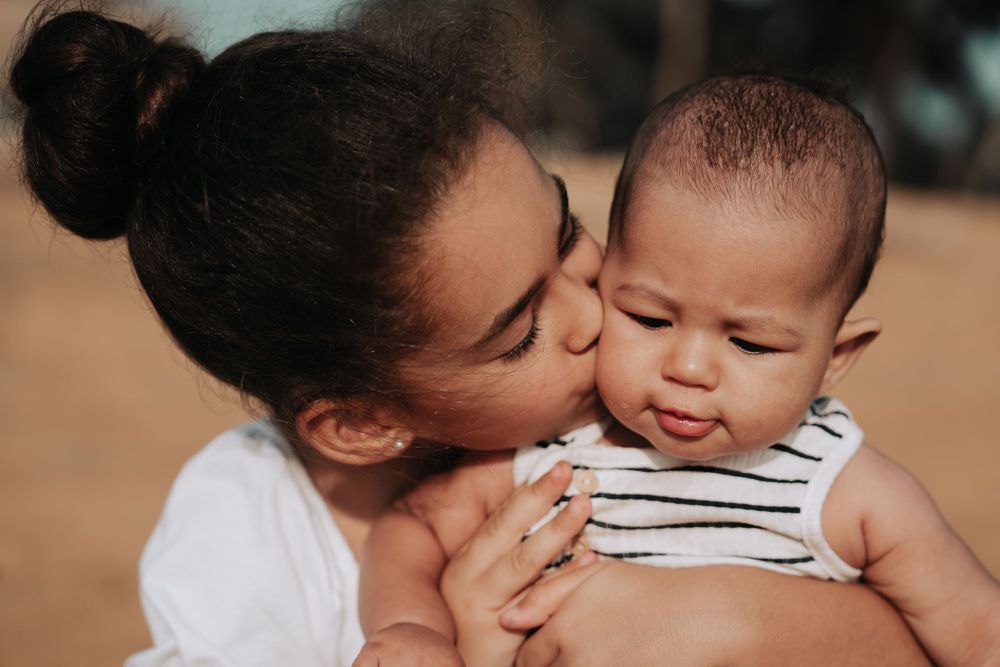 Maman embrassant son bébé, séance photo bébé en Guyane