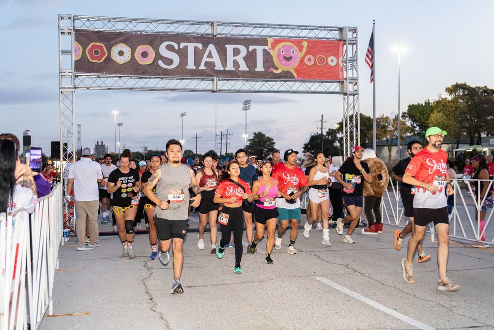 runners competing at the Shipley Do-Nut Dash 5K Houston community event