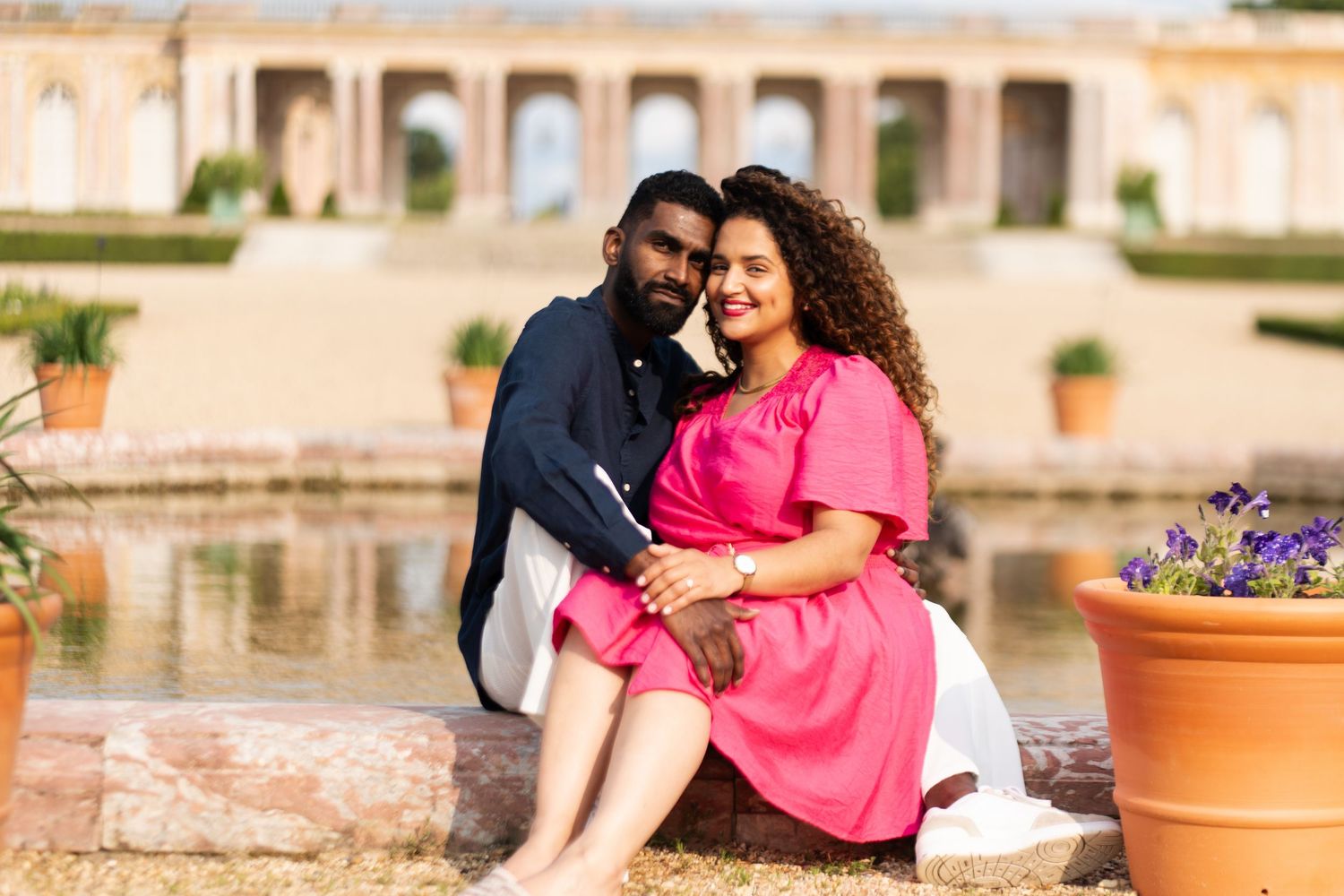 Jeune couple qui pose assis
