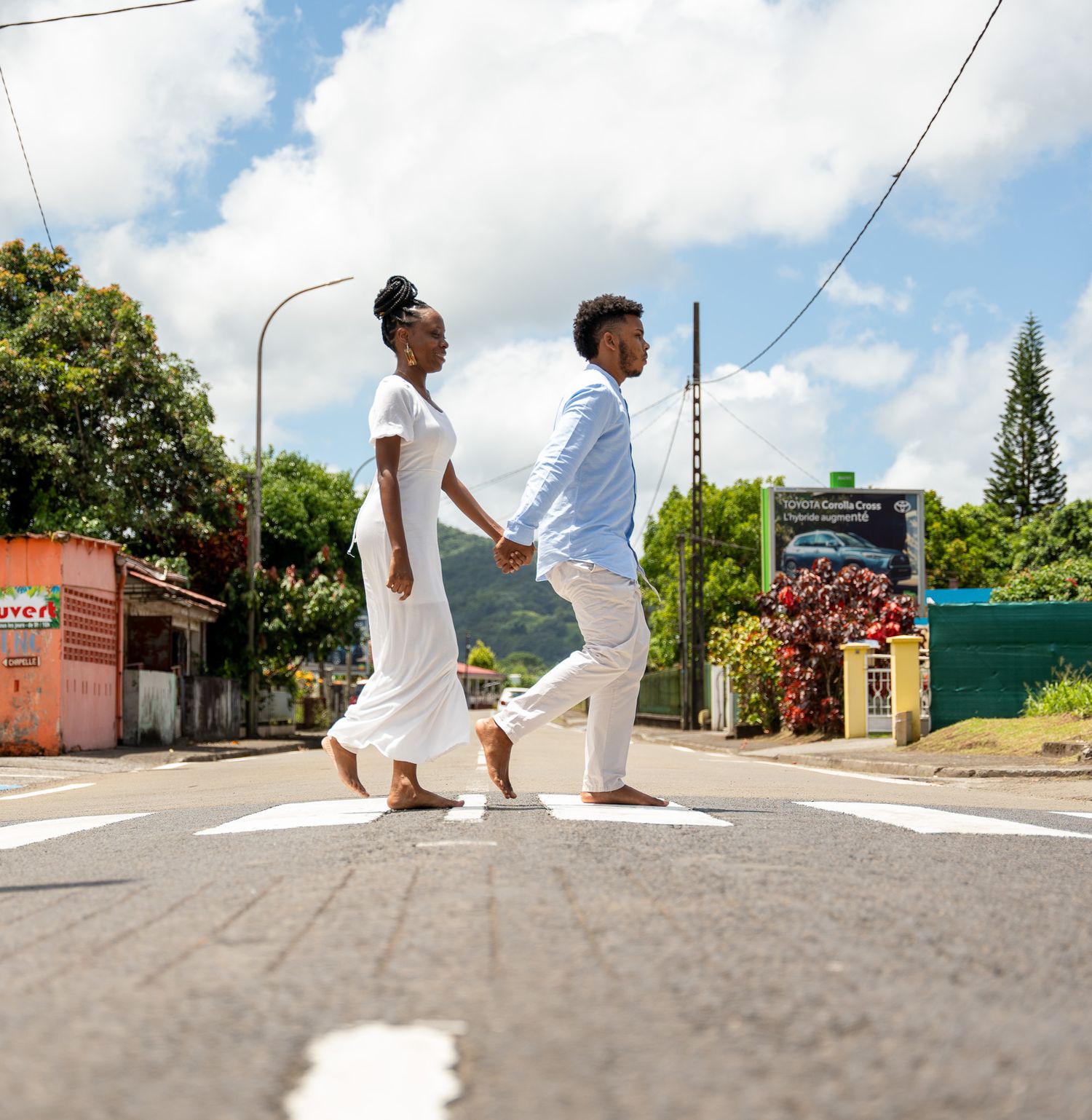 photo de mariés sur un passage piéton