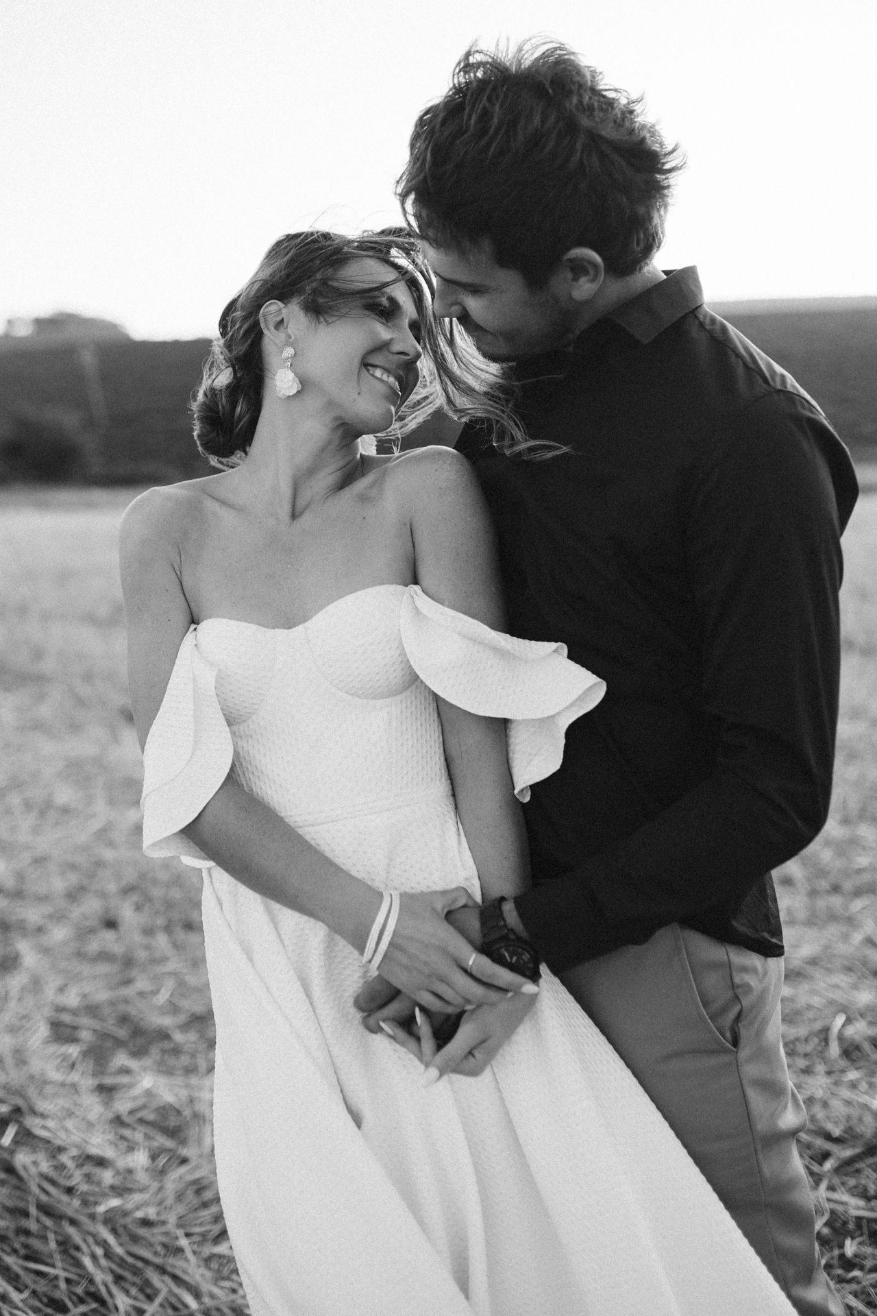 bride and groom. wedding photos. love . intimate wedding photos. timeless photo. wedding dress. bride. groom
