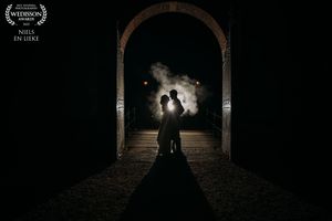 bruidspaar met rook en flits kasteel