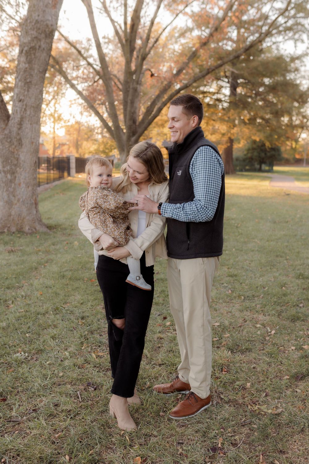Family photos at shelter gardens in Columbia Missouri photographer