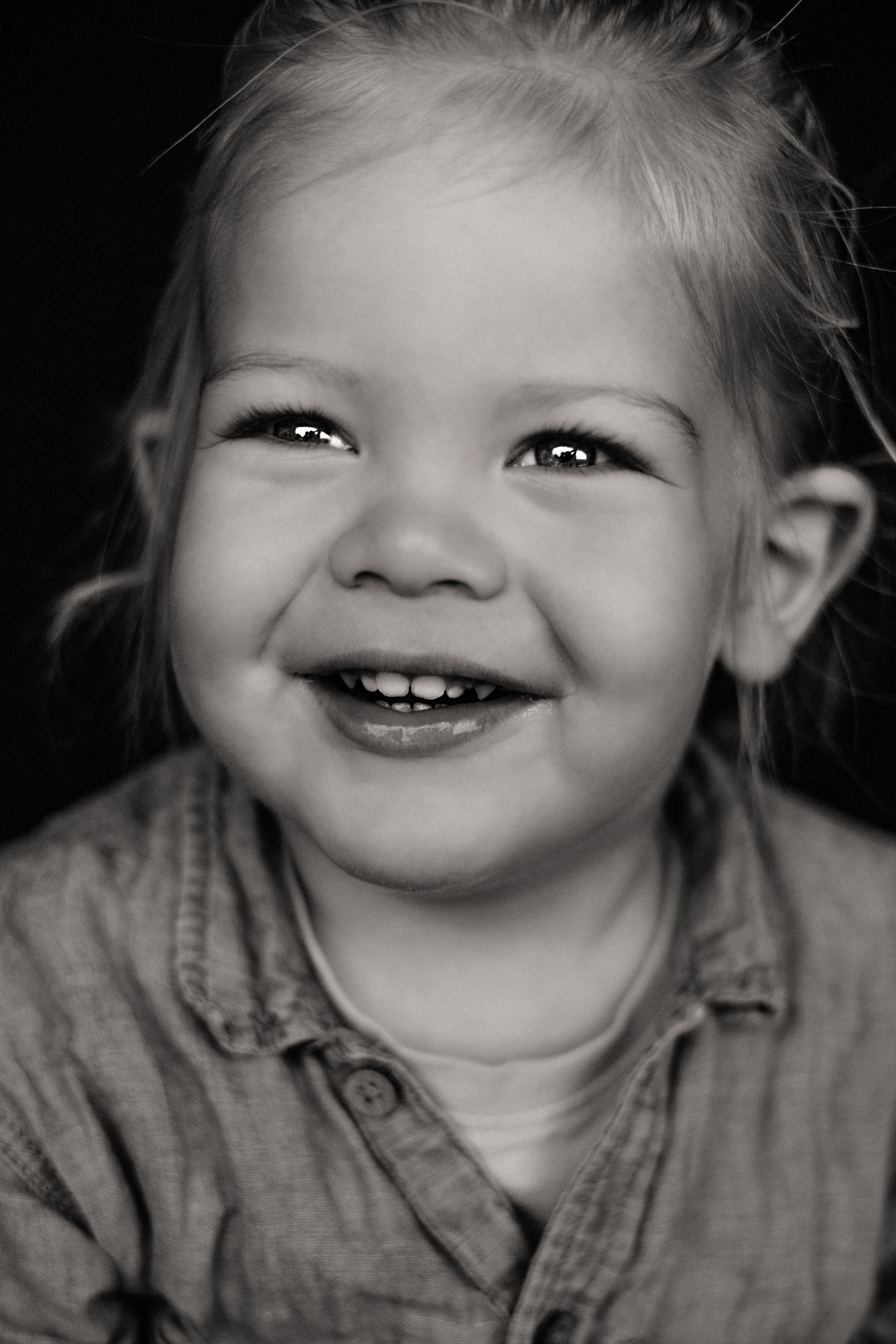 Portret jongens peuter kleur demi wesselius fotografie