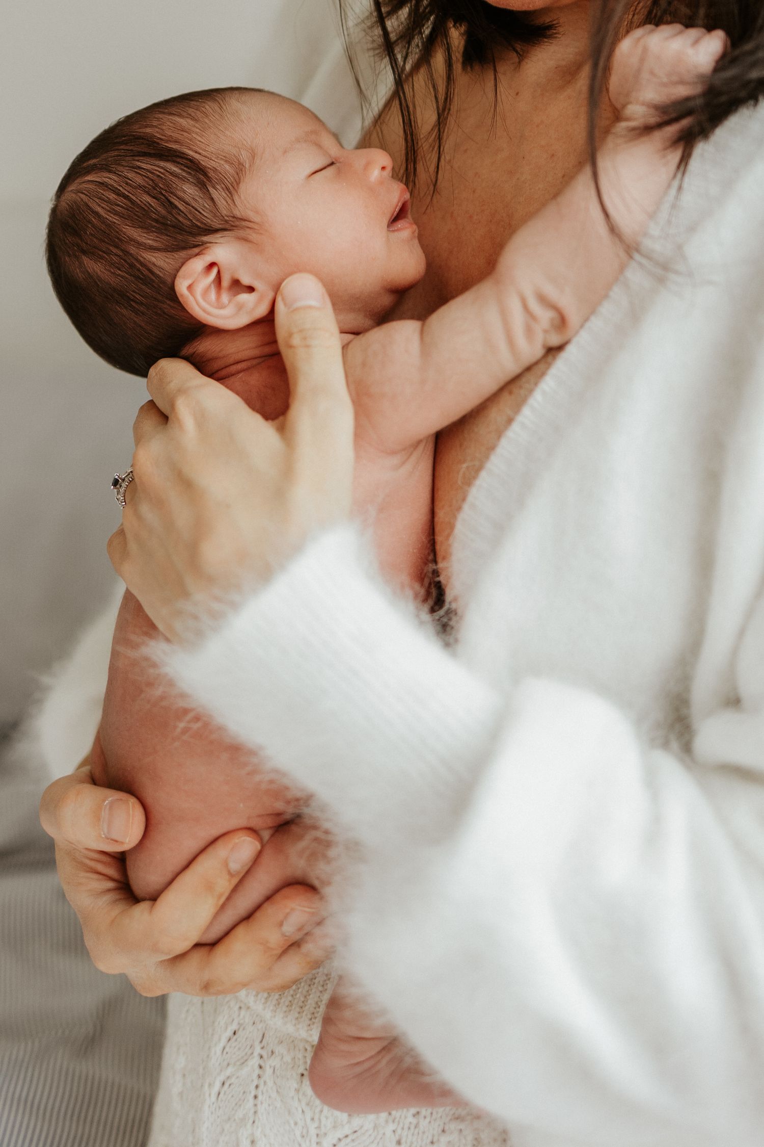seance photo de naissance a lille, maman et bébé en shooting peau à peau et allaitement à domicile