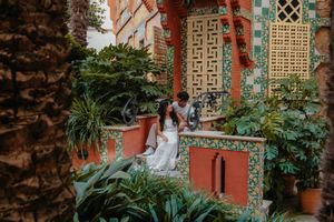 Barcelona couples photoshoot with modernist architecture at Casa Vicens