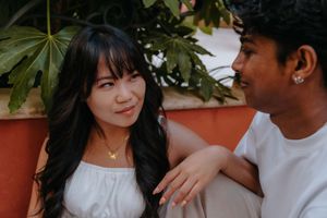 Romantic couple photography with Gaudí architecture at Casa Vicens