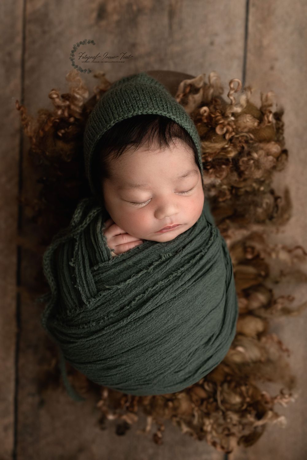 nyfødt baby i grønt, fotografert i studio på haugalandet, fotograf irene tveit profesjonell fotograf, nyfødt fotograf på karmøy med studio