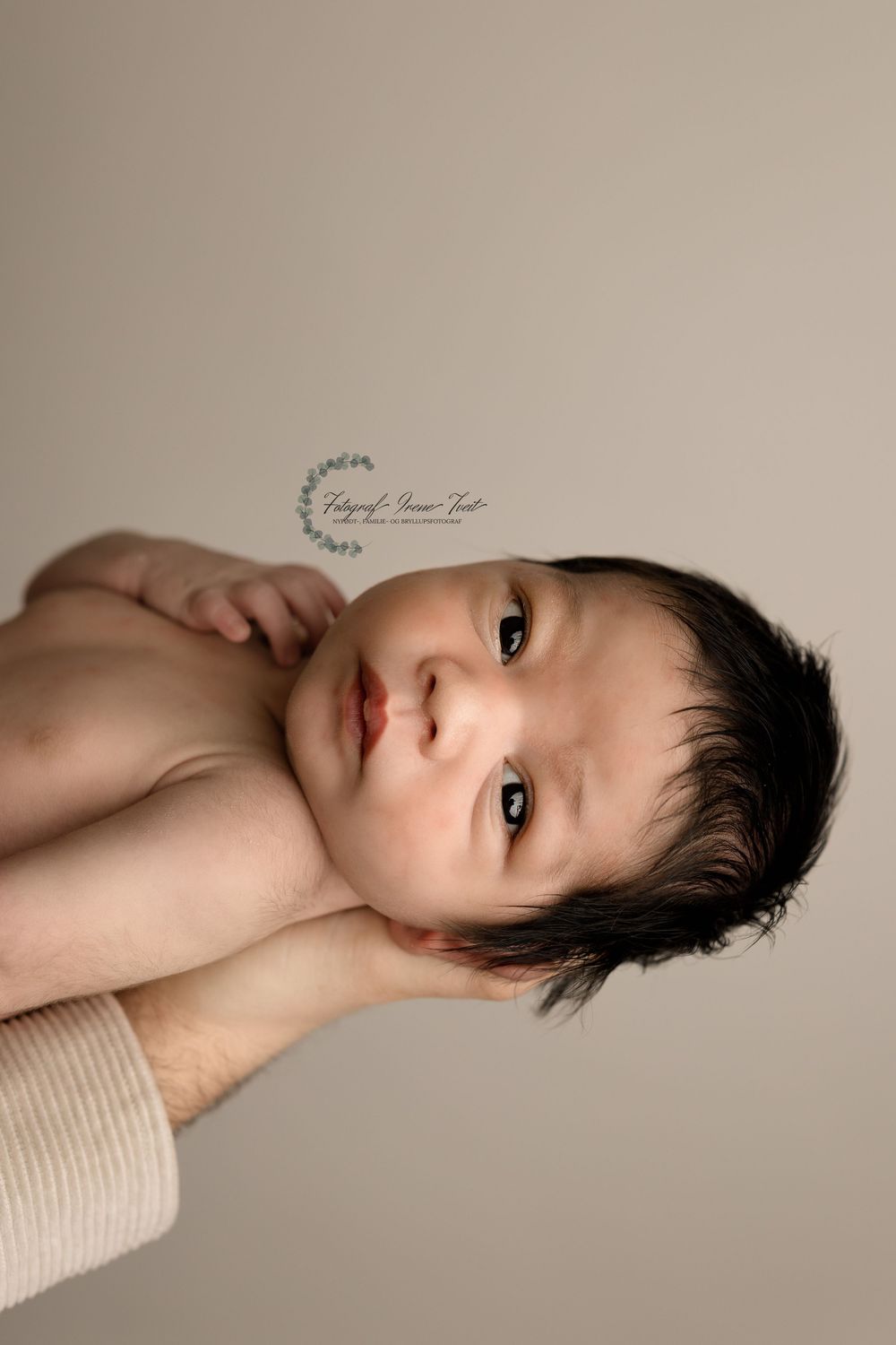 finnyfødt gutt kikker i kamera, fotograf irene tveit er haugalandets beste nyfødtfotograf, fotograf på haugalandet med studio i kopervik