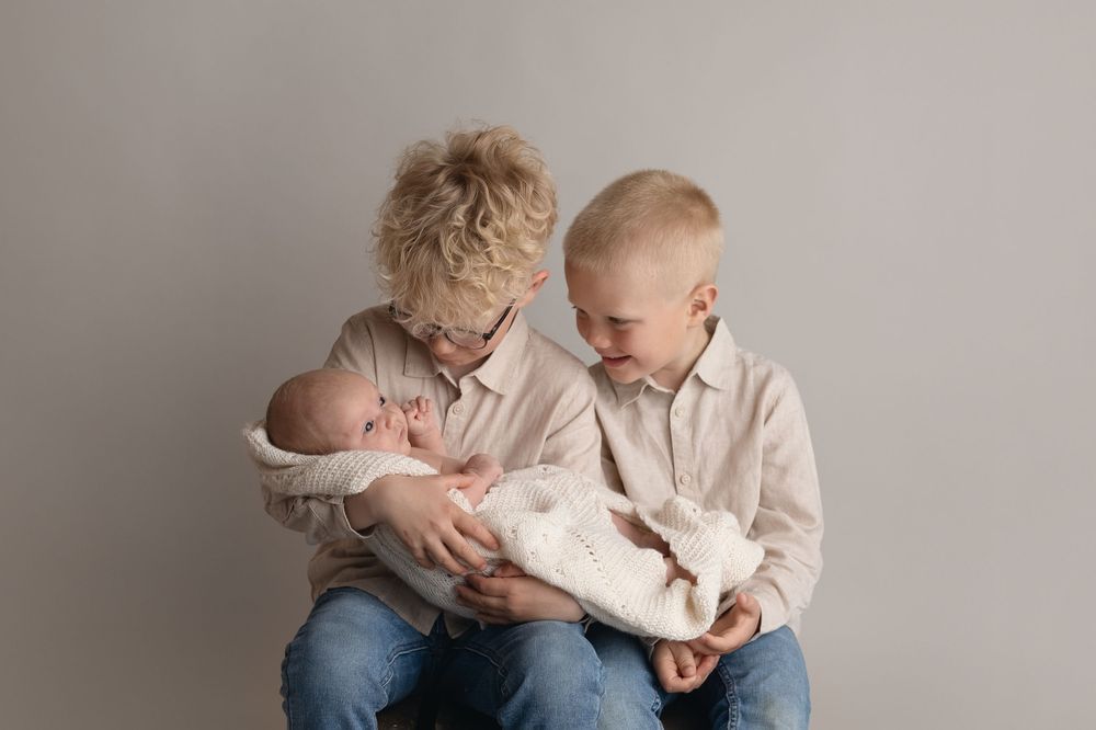 søsken sammen, nyfødt med søsken fotografering Haugalandet, søsken i studio men nyfødt haugesund, nyfødtfotograf studio haugalandet