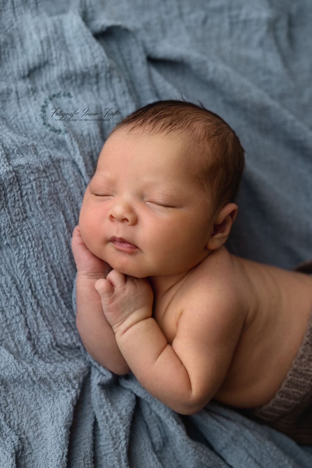 nyfødtfotograf i kopervik, karmøy og haugesund, fotograf-karmøy, baby ligger å sover på lyseblått teppe i studio på karmøy fotograf irene