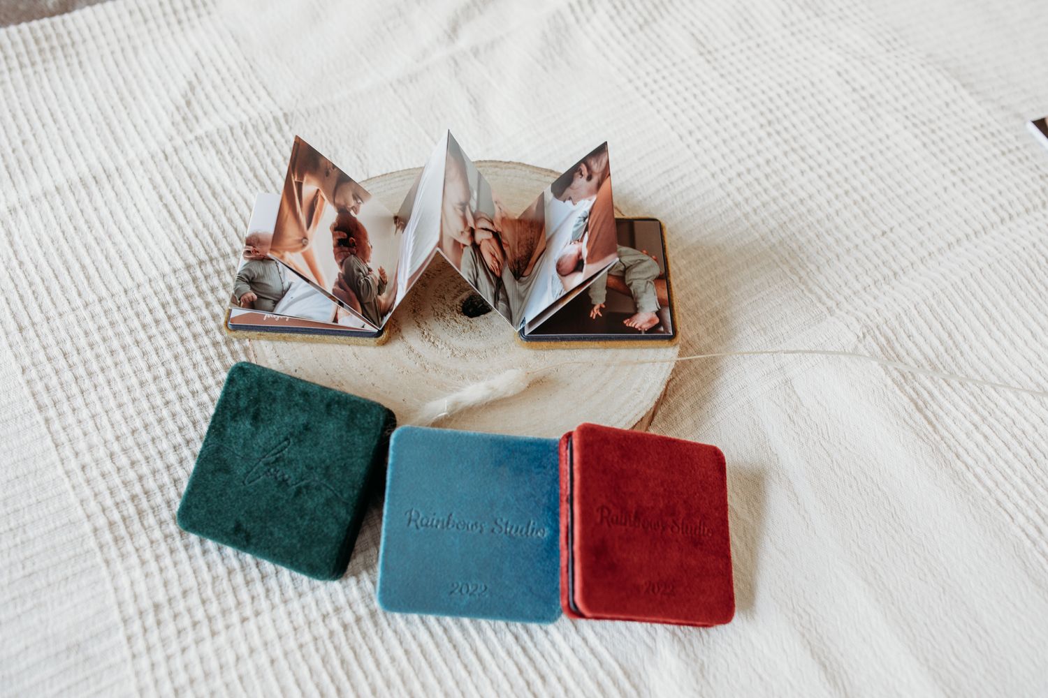 Stoefboekjes bij elkaar. 1 daarvan ligt open. Er zijn foto's van een newborn shoot te zien. Kleine magnetische fotoboeken.