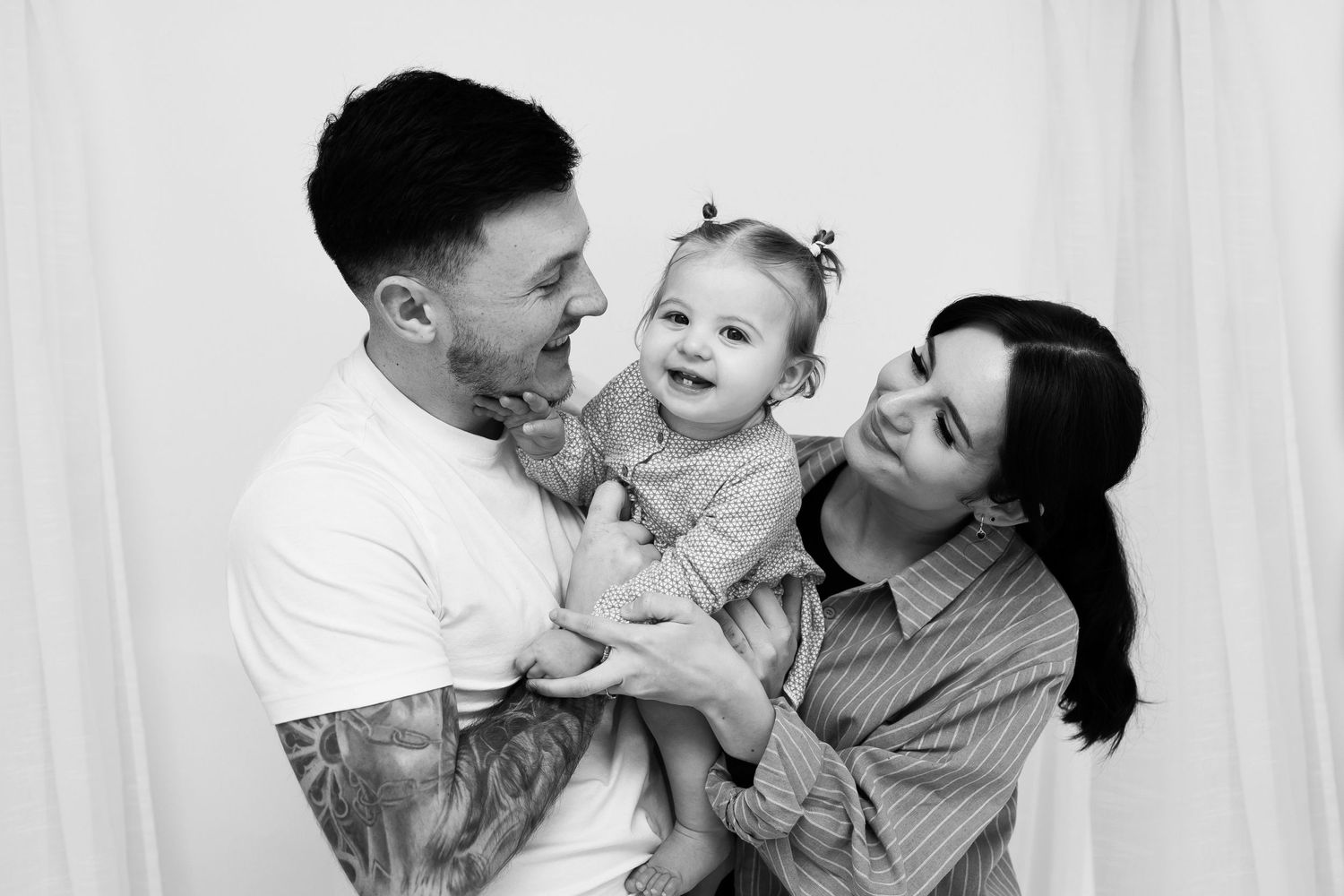 baby girl and parents smiling sitter session Tameside photography photographer