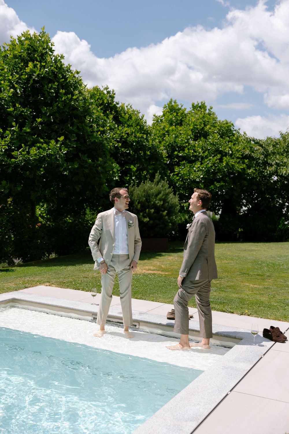 Brautpaar am Pool, LGBTQ Wedding, Mittagessen im Garten nach standesamtlicher Trauung