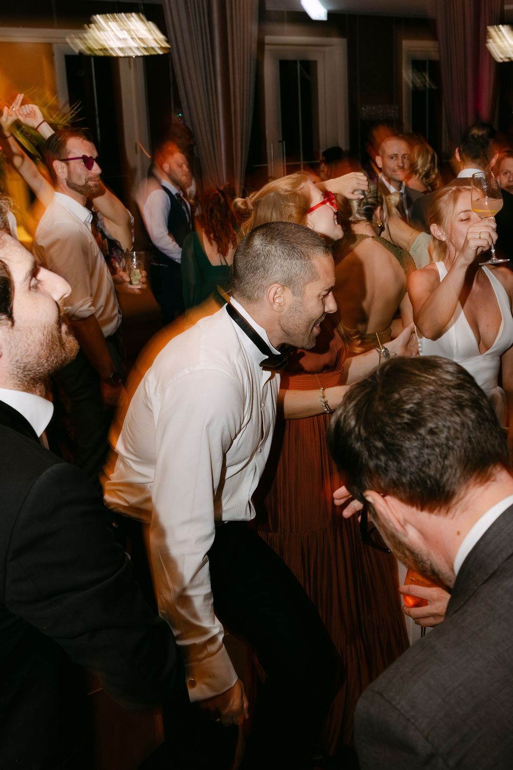 Brautpaar im Party Modus auf der Tanzfläche mit Hochzeitsgästen