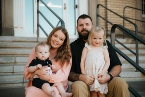 Family portrait photography; Copyright: Myranda Smith Photography