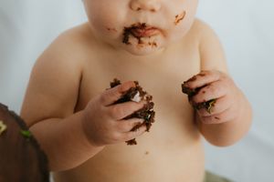 Milestone cake smash photography; Copyright: Myranda Smith Photography