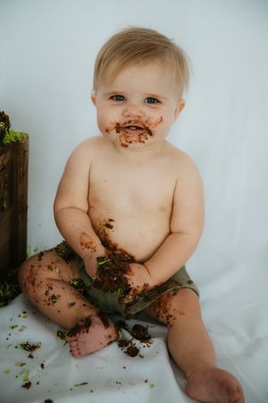 Milestone cake smash photography; Copyright: Myranda Smith Photography