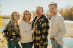 Family portrait photography; Copyright: Myranda Smith Photography