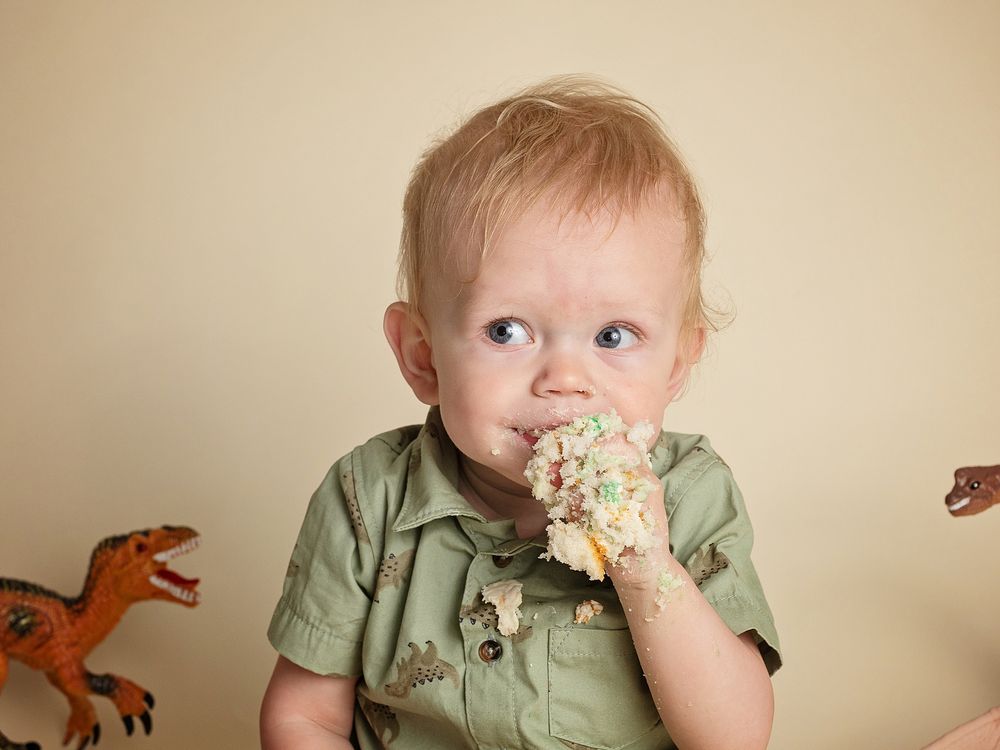 baby smashing cake for first birthday