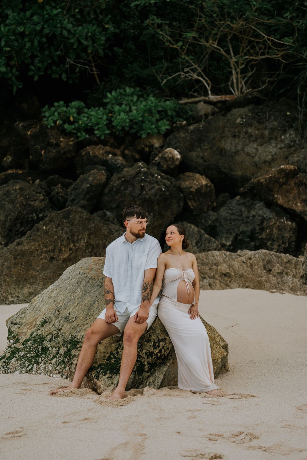 Elegant maternity photoshoot at Melasti Beach
