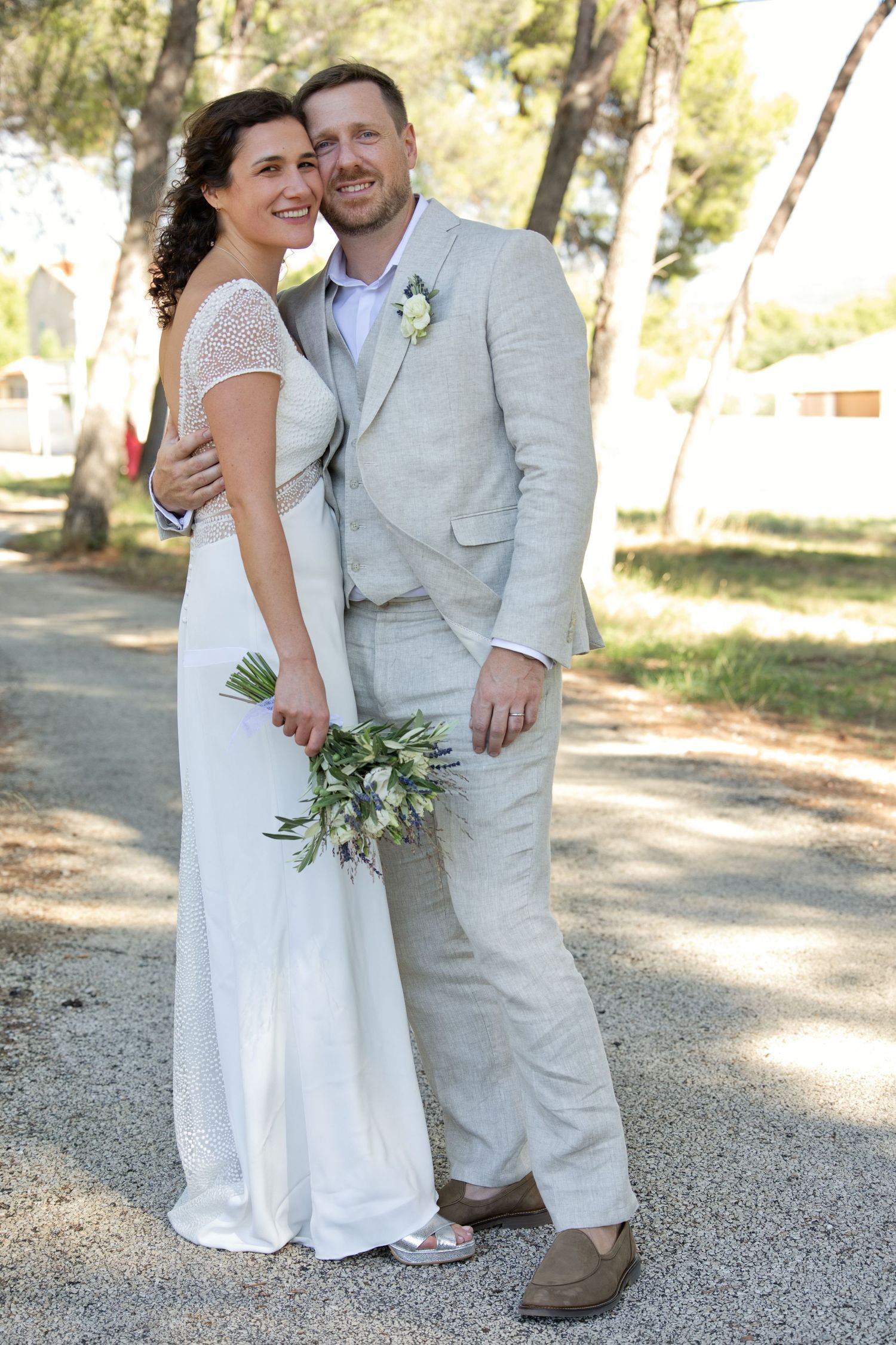 Portrait d’Augustine et Ugo enlacés sous les pins lors de leur mariage à Rognac.