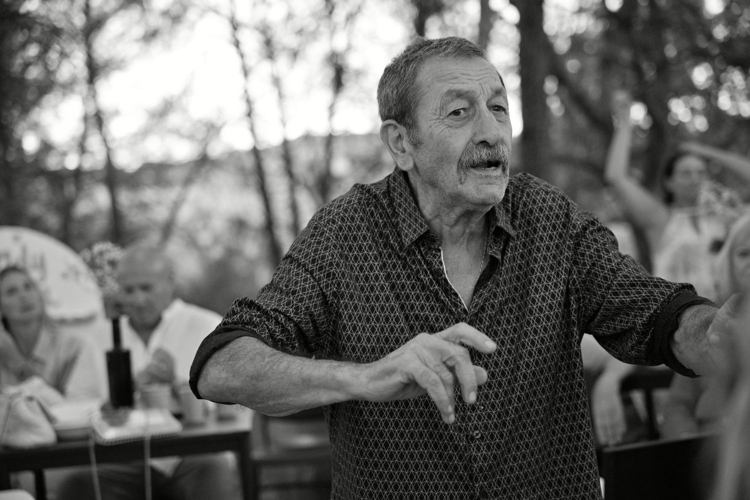 Un proche profite de la fête au mariage de Delphine et Christophe, photographié en noir et blanc.
