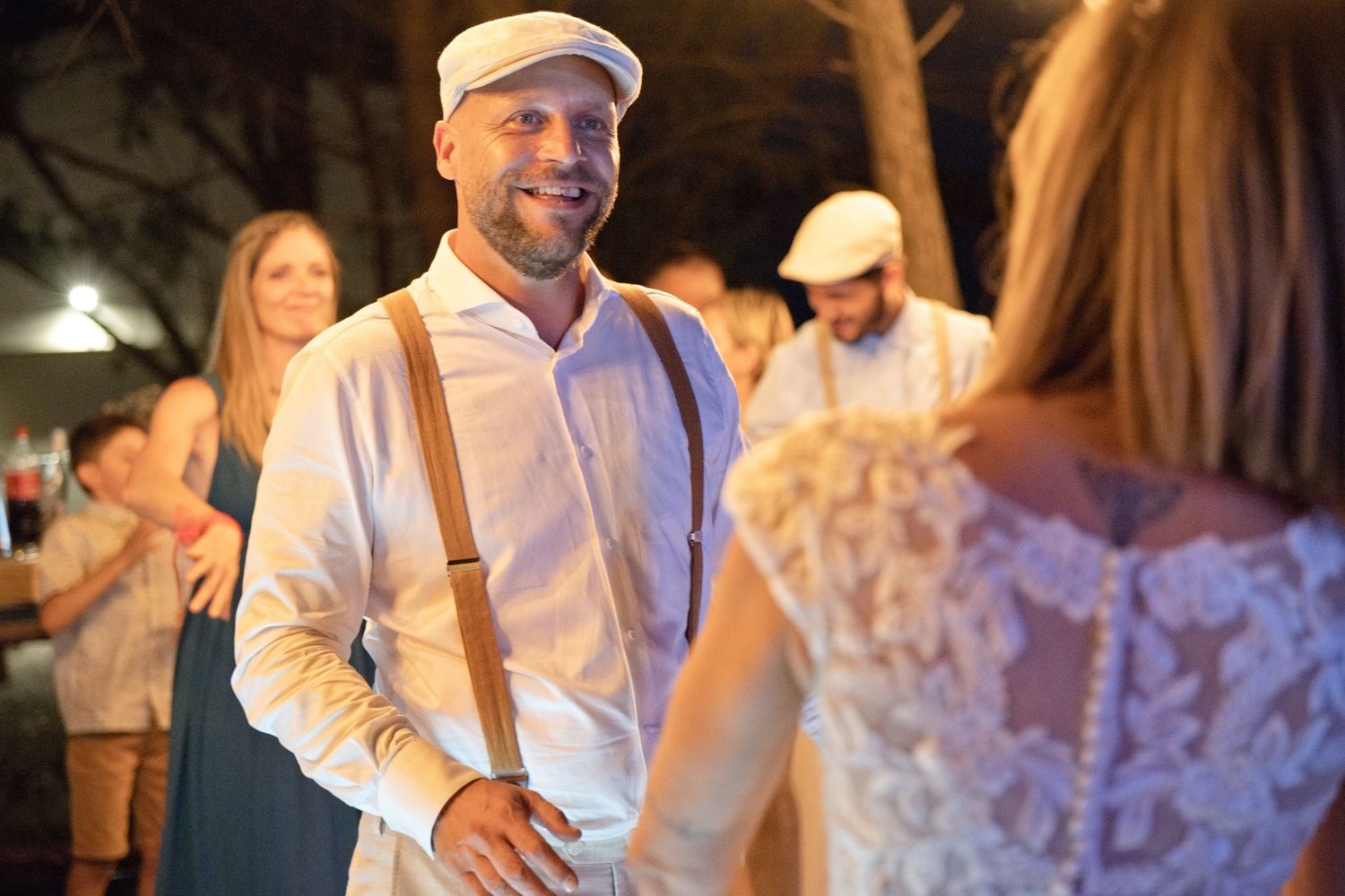 Christophe sourit à Delphine pendant leur soirée de mariage au Domaine Vitòri à Pourrières.