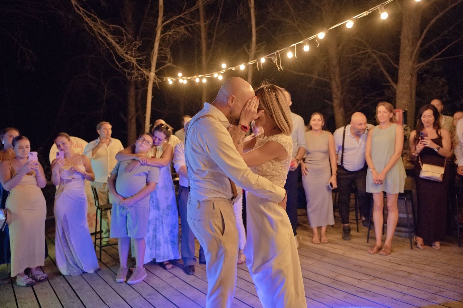 Delphine et Christophe dansent sous les guirlandes, entourés de leurs invités au Domaine Vitòri.