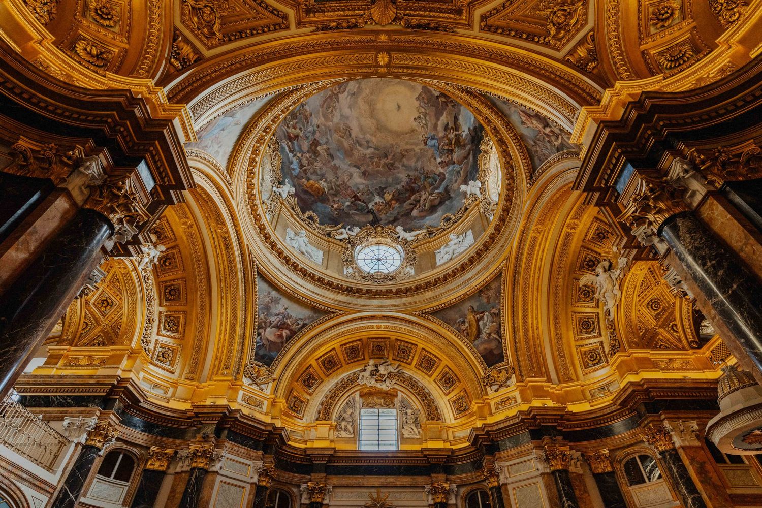 detalles de los techos del palacio real de madrid