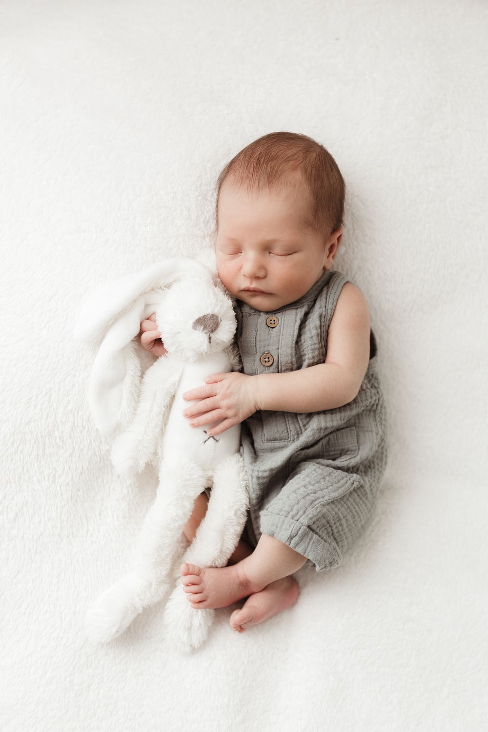 umelecké newborn fotenie bábätka do 14 dní v ateliéri Bratislava. Bezpečné polohovanie a 10 rokov praxe, fotografka Domi Bobák.